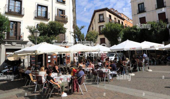 pavimento-street-cafe-en-la-plaza-de-san-ildefonso-plaza-malasana-centro-de-la-ciudad-de-madrid-espana-kgn6w2